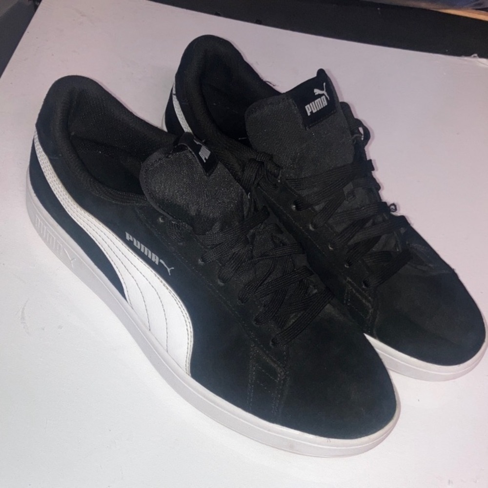 2 for 1 MENS WHITE AND BLACK PUMAS, MENS BLACK AND WHITE MID NIKES